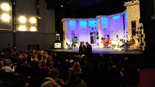 Zadar, 4.12.2012. snimio: Nenad Marčev
Zagrebačko gradsko kazalište Komedija
Paul Pörtner
Čisto ludilo
redateljica: Nina Kleflin
igraju: Vid Balog, Nina Kaić Madić,
Igor Mešin, Damir Lončar, Saša Buneta,
Jasna Palić Picukarić
Velika dv Zadar, 4.12.2012. snimio: Nenad Marčev
Zagrebačko gradsko kazalište Komedija
Paul Pörtner
Čisto ludilo
redateljica: Nina Kleflin
igraju: Vid Balog, Nina Kaić Madić,
Igor Mešin, Damir Lončar, Saša Buneta,
Jasna Palić Picukarić
Velika dv