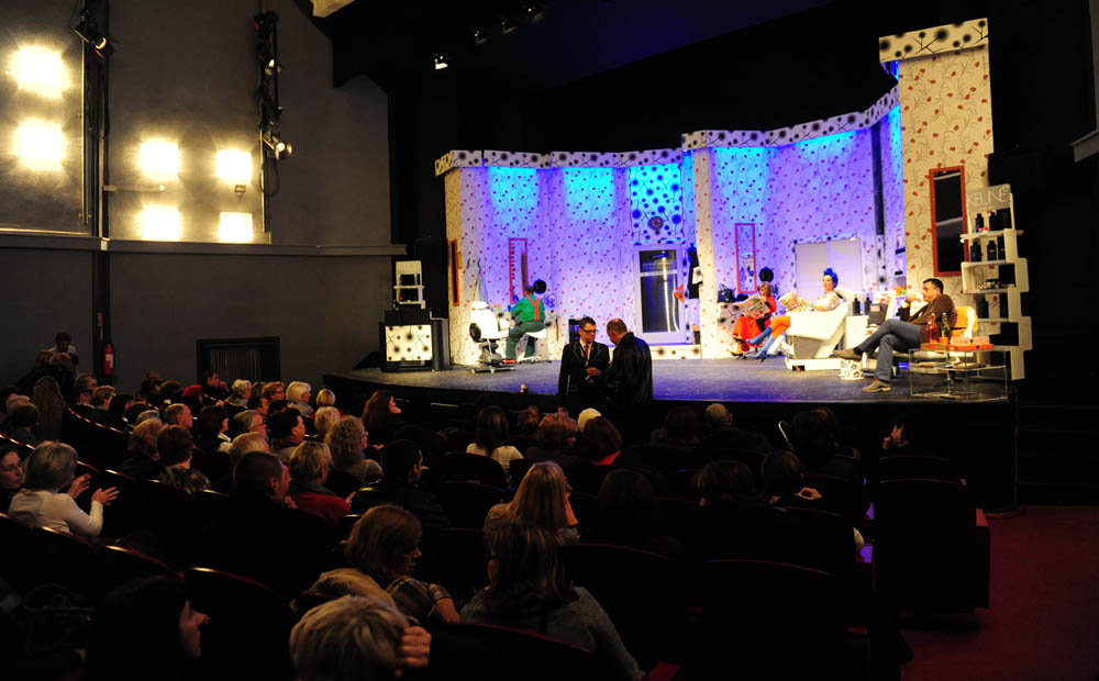 Zadar, 4.12.2012. snimio: Nenad Marčev
Zagrebačko gradsko kazalište Komedija
Paul Pörtner
Čisto ludilo
redateljica: Nina Kleflin
igraju: Vid Balog, Nina Kaić Madić,
Igor Mešin, Damir Lončar, Saša Buneta,
Jasna Palić Picukarić
Velika dv Zadar, 4.12.2012. snimio: Nenad Marčev
Zagrebačko gradsko kazalište Komedija
Paul Pörtner
Čisto ludilo
redateljica: Nina Kleflin
igraju: Vid Balog, Nina Kaić Madić,
Igor Mešin, Damir Lončar, Saša Buneta,
Jasna Palić Picukarić
Velika dv