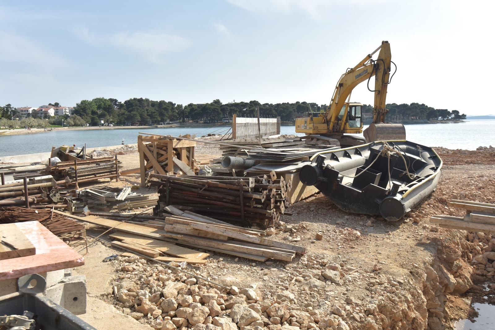 Vandali napravili veliku štetu na gradilištu obalnog zida u Petrčanima