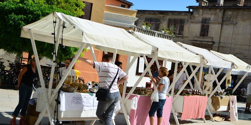 9. Festival smokava: Sajam na Trgu pet bunara 9. Festival smokava: Sajam na Trgu pet bunara