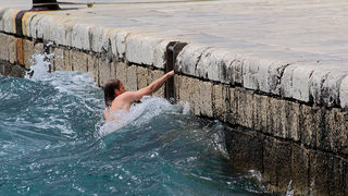 Kupači na zadarskoj rivi 19. svibnja 2013.  Foto: Roberto Lerga