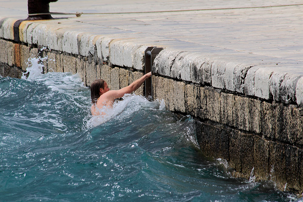 Kupači na zadarskoj rivi 19. svibnja 2013.  Foto: Roberto Lerga