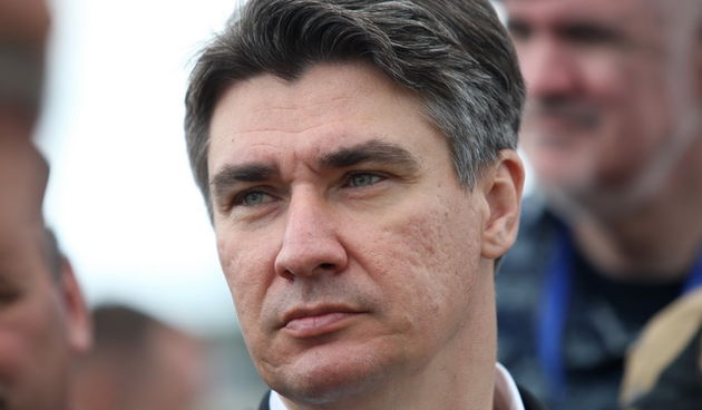 Zadar, 130513. Predsjednik Vlade RH Zoran Milanovic prisustvovao je programu pokazne vatrogasne vjezbe Ljeto 2013 u Zracnoj luci Zadar. U pokaznoj vatrogasnoj vjezbi sudjelovale su protupozarne snage Drzavne uprave za zastitu i spasavanje, Namjenski orga