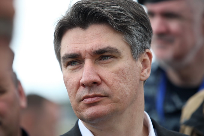 Zadar, 130513. Predsjednik Vlade RH Zoran Milanovic prisustvovao je programu pokazne vatrogasne vjezbe Ljeto 2013 u Zracnoj luci Zadar. U pokaznoj vatrogasnoj vjezbi sudjelovale su protupozarne snage Drzavne uprave za zastitu i spasavanje, Namjenski orga Zadar, 130513. Predsjednik Vlade RH Zoran Milanovic prisustvovao je programu pokazne vatrogasne vjezbe Ljeto 2013 u Zracnoj luci Zadar. U pokaznoj vatrogasnoj vjezbi sudjelovale su protupozarne snage Drzavne uprave za zastitu i spasavanje, Namjenski orga