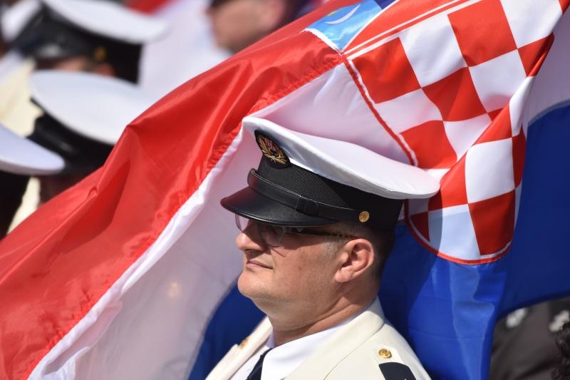 Uz zvukove hime “Lijepa naša” podignuta je zastava Republike Hrvatske na Kninskoj tvrđavi Uz zvukove hime “Lijepa naša” podignuta je zastava Republike Hrvatske na Kninskoj tvrđavi