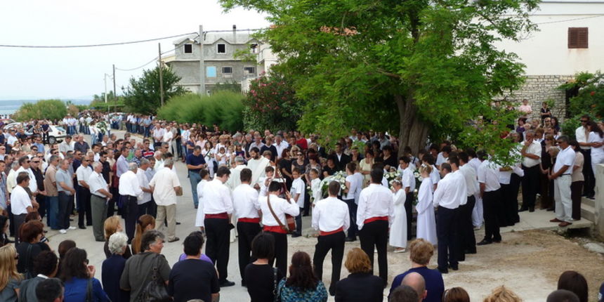 Tkon: Posljednji ispraćaj malenog anđela, Roka Ugrinića 7. lipnja 2011. Tkon: Posljednji ispraćaj malenog anđela, Roka Ugrinića 7. lipnja 2011.