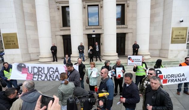 Clanovi udruge Franak su u 11.55 sati ispred zgrade Hrvatske narodne banke zapalili 1000 svijeca kao znak da ne odustaju od svojih zahtjeva. Photo: Slavko Midzor/PIXSELL