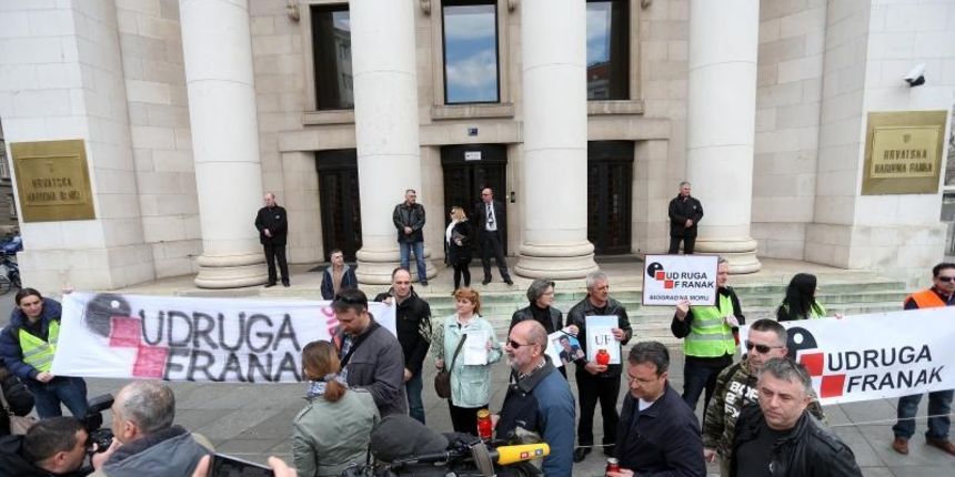 Clanovi udruge Franak su u 11.55 sati ispred zgrade Hrvatske narodne banke zapalili 1000 svijeca kao znak da ne odustaju od svojih zahtjeva. Photo: Slavko Midzor/PIXSELL