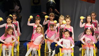 Plesna udruga Gesta: Božićni šoping u SuperOvoj, Foto: Željko Karavida Plesna udruga Gesta: Božićni šoping u SuperOvoj, Foto: Željko Karavida