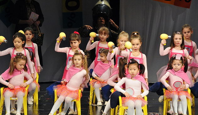 Plesna udruga Gesta: Božićni šoping u SuperOvoj, Foto: Željko Karavida