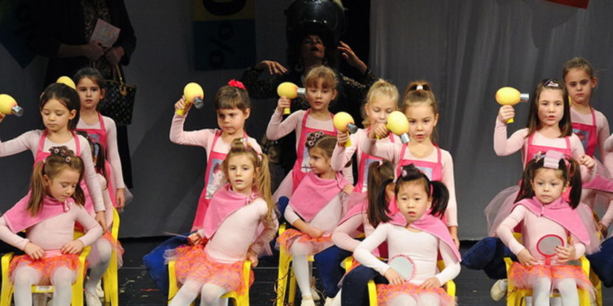 Plesna udruga Gesta: Božićni šoping u SuperOvoj, Foto: Željko Karavida Plesna udruga Gesta: Božićni šoping u SuperOvoj, Foto: Željko Karavida