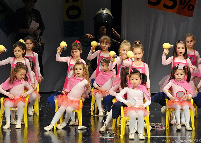 Plesna udruga Gesta: Božićni šoping u SuperOvoj, Foto: Željko Karavida Plesna udruga Gesta: Božićni šoping u SuperOvoj, Foto: Željko Karavida