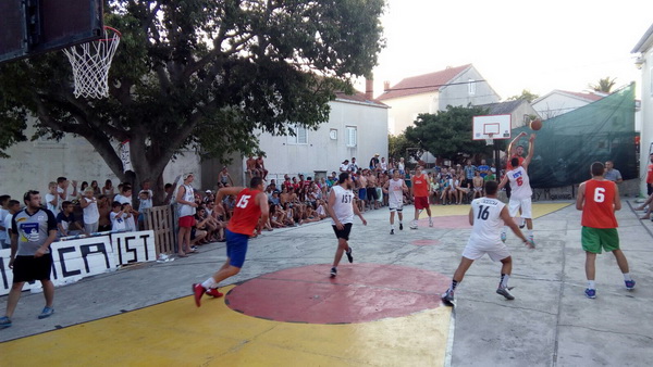 41. Otočki košarkaški turnir “Ist 2016”. Foto: Zvonimir Brzić 41. Otočki košarkaški turnir “Ist 2016”. Foto: Zvonimir Brzić