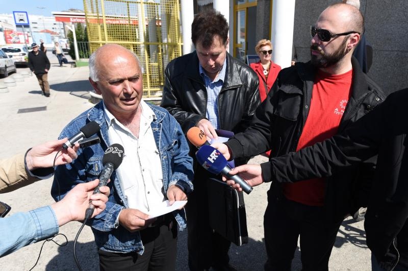 Na autobusnom kolodvoru dio taksista odrzao je prosvjed zbog kako kazu sve tezih uvijeta rada. Photo: Dino Stanin/PIXSELL