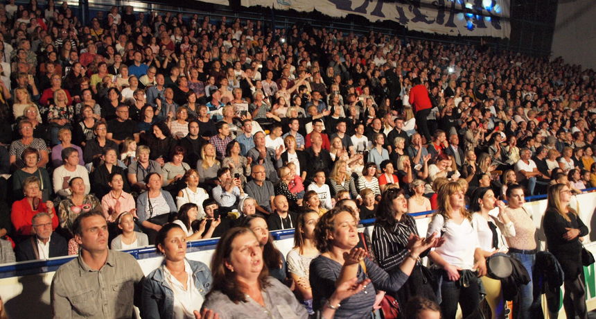 Alen Hržica i sestre Husar na velikom humanitarnom koncertu u Jazinama Alen Hržica i sestre Husar na velikom humanitarnom koncertu u Jazinama