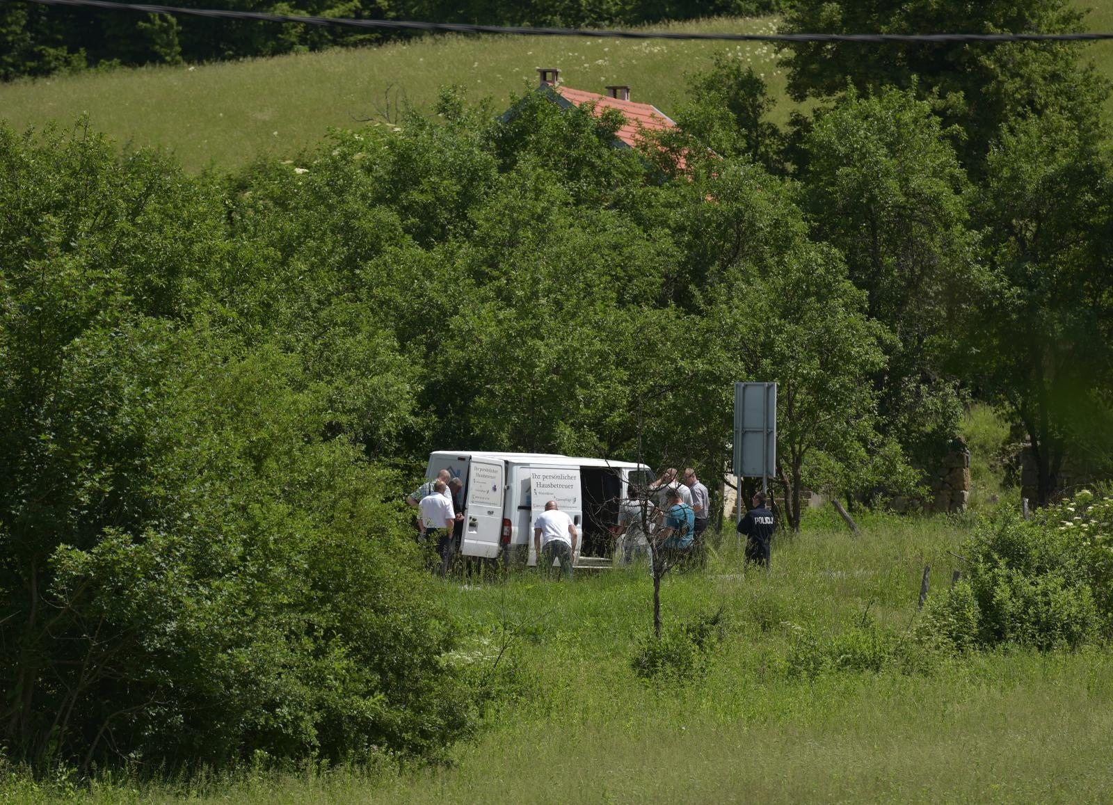 Donji Srb: Policija zaustavila kombi s migrantima, ozlijeđeno dvoje djece