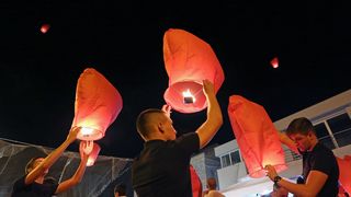 U Vodicama pušteni lampioni za tragično stradale vatrogasce na Kornatima U Vodicama pušteni lampioni za tragično stradale vatrogasce na Kornatima