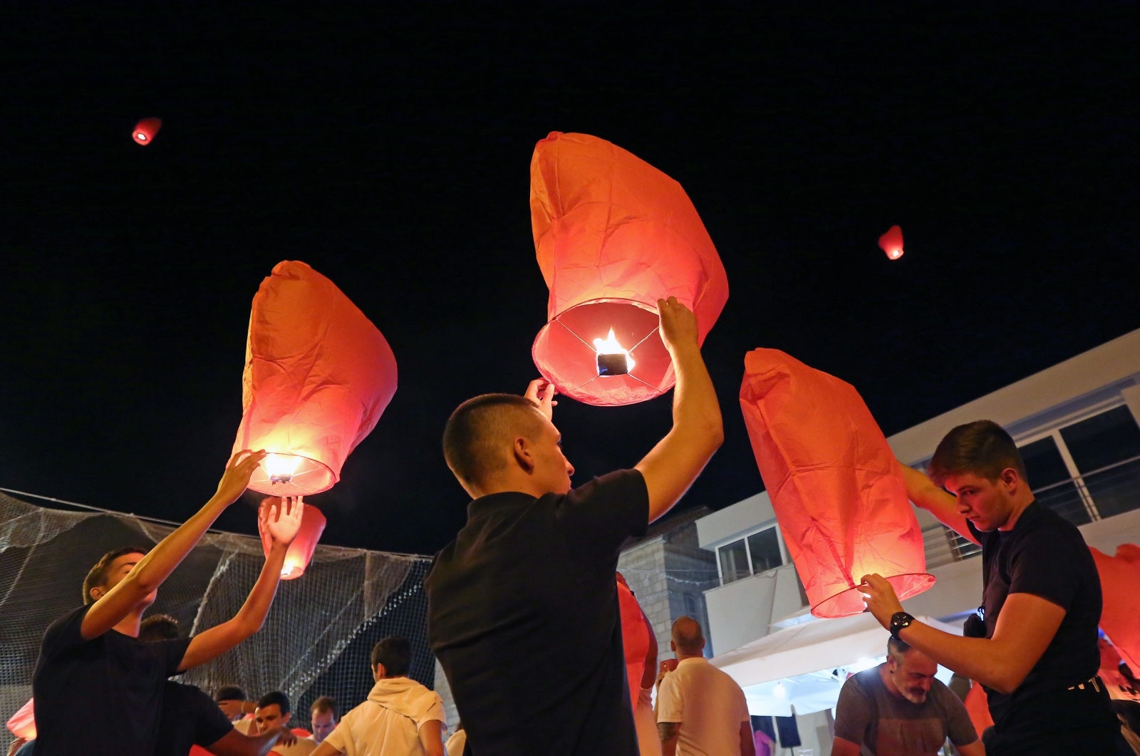 U Vodicama pušteni lampioni za tragično stradale vatrogasce na Kornatima U Vodicama pušteni lampioni za tragično stradale vatrogasce na Kornatima