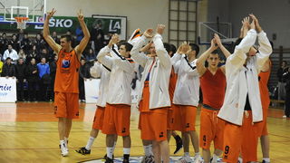 Sibenik ,170213.
Dvorana Baldekin 
Derbi utakmica izmedju GKK Sibenik i Sonik Puntamika Zadar za prvaka A2 Hrvatske kosarkaske lige Jug.
Na slici: slavlje nakon pobjede Sibenika.
Foto: Niksa Stipanicev / CROPIX