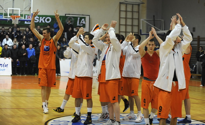 Sibenik ,170213.
Dvorana Baldekin 
Derbi utakmica izmedju GKK Sibenik i Sonik Puntamika Zadar za prvaka A2 Hrvatske kosarkaske lige Jug.
Na slici: slavlje nakon pobjede Sibenika.
Foto: Niksa Stipanicev / CROPIX