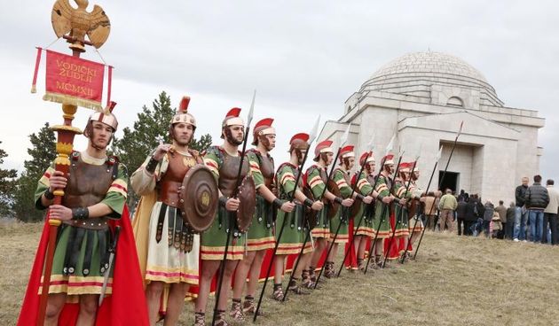U sklopu Dana Krscanske kulture u Otavicama, rodnom mjestu Ivana Mestrovica odrzan je Krizni put i to od podnozja obiteljske grobnice Mestrovic do same grobnice-crkve Presvetog Otkupitelja. Krizni put su predvodile Vodicke zudije, cuvari Kristovog groba i