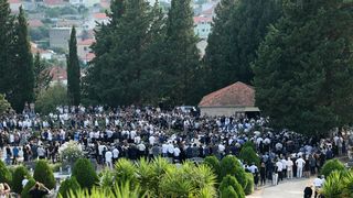 Posljednji ispraćaj Olivera Dragojevića na groblju Sveti Roko u Veloj Luci Posljednji ispraćaj Olivera Dragojevića na groblju Sveti Roko u Veloj Luci