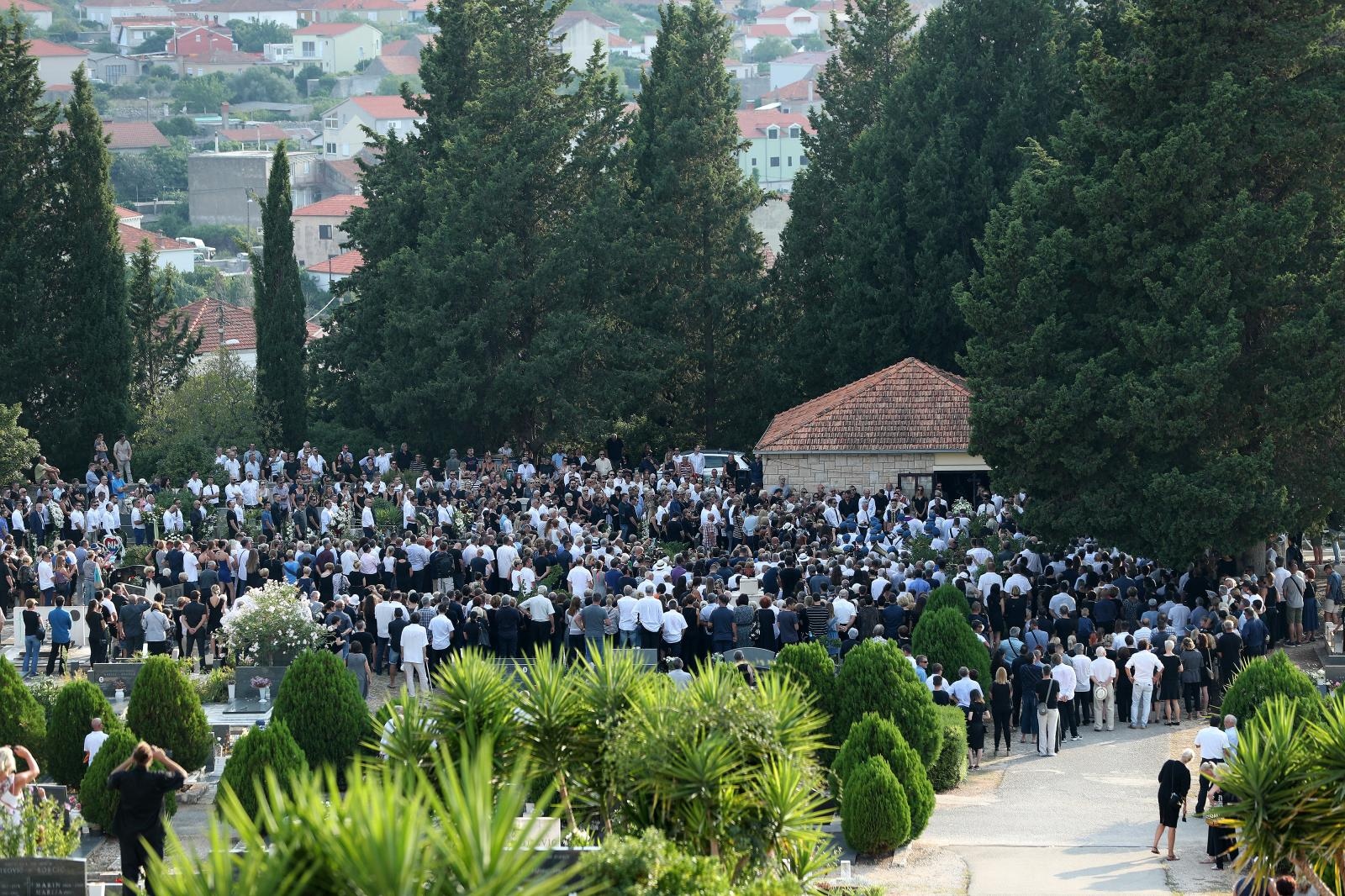 Posljednji ispraćaj Olivera Dragojevića na groblju Sveti Roko u Veloj Luci Posljednji ispraćaj Olivera Dragojevića na groblju Sveti Roko u Veloj Luci