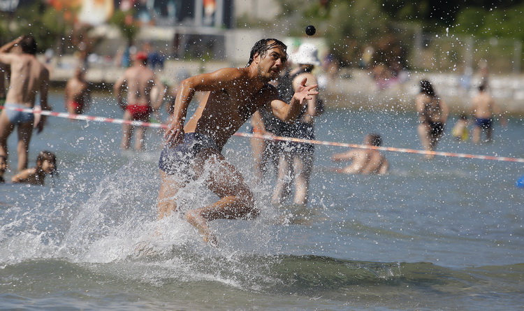 Split, 120611.
Na splitskim Bacvicama odrzano je 7. Prvenstvo svita u piciginu. Naslov pobjednika drugu godinu za redom osvojila je ekipa A1.
Foto: Ante Cizmic / CROPIX Split, 120611.
Na splitskim Bacvicama odrzano je 7. Prvenstvo svita u piciginu. Naslov pobjednika drugu godinu za redom osvojila je ekipa A1.
Foto: Ante Cizmic / CROPIX