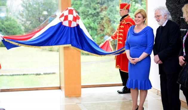 Predsjednica Kolinda Grabar-Kitarovic obiljezila je svoju prvu godinu mandata. U povodu toga u svom uredu na Pantovcaku organizirala je Dan otvorenih vrata za gradjane te je otkrila bistu dr. Franje Tudjmana kipara Krune Bosnjaka. Svecanosti je prisustvov