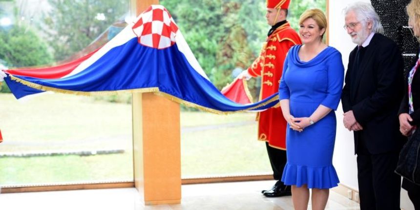 Predsjednica Kolinda Grabar-Kitarovic obiljezila je svoju prvu godinu mandata. U povodu toga u svom uredu na Pantovcaku organizirala je Dan otvorenih vrata za gradjane te je otkrila bistu dr. Franje Tudjmana kipara Krune Bosnjaka. Svecanosti je prisustvov