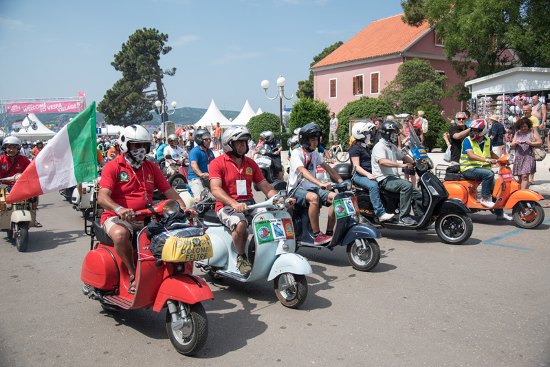 Spektakularni defile vespaša, foto: Vinko Pešić Spektakularni defile vespaša, foto: Vinko Pešić
