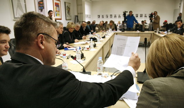 Zagreb, 100210.
Programsko Vijece Hrt-a. 
Clanovi programskog vijeca Hrt-a birali su novog ravnatelja Hrt-a, ali kako niti jedan kandidat nije dobio potreban broj glasova, natjecaj za izbor ravnatelja se ponavlja.
N a slici: Zvonko Milas i Zrinoslava Deli