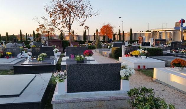 Uoči blagdana Svih svetih brojni su Zadrani posjetili Gradsko groblje i uredili počivališta najmilijih i okitili ih cvijećem, Foto: M. Malik