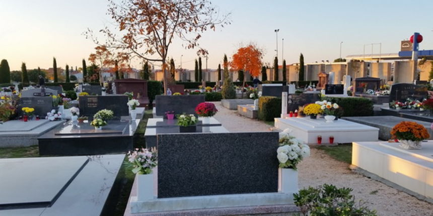 Uoči blagdana Svih svetih brojni su Zadrani posjetili Gradsko groblje i uredili počivališta najmilijih i okitili ih cvijećem, Foto: M. Malik
