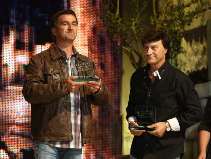 Zadar, 121110.
Dvorana Kresimira Cosica.Festival zabavne glazbe Zadar 2010. Prva vecer.
Na fotografiji : Ico Sikiric osvojio je 1.nagradu zirija.
Foto : Vladimir Ivanov / Cropix Zadar, 121110.
Dvorana Kresimira Cosica.Festival zabavne glazbe Zadar 2010. Prva vecer.
Na fotografiji : Ico Sikiric osvojio je 1.nagradu zirija.
Foto : Vladimir Ivanov / Cropix