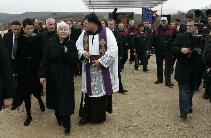 Knin, 150311.
Premijerka Jadranka Kosor otvorila je radove na prosirenju pogona tvornice Div u Kninu.
Foto : Jakov Prkic / Cropix Knin, 150311.
Premijerka Jadranka Kosor otvorila je radove na prosirenju pogona tvornice Div u Kninu.
Foto : Jakov Prkic / Cropix