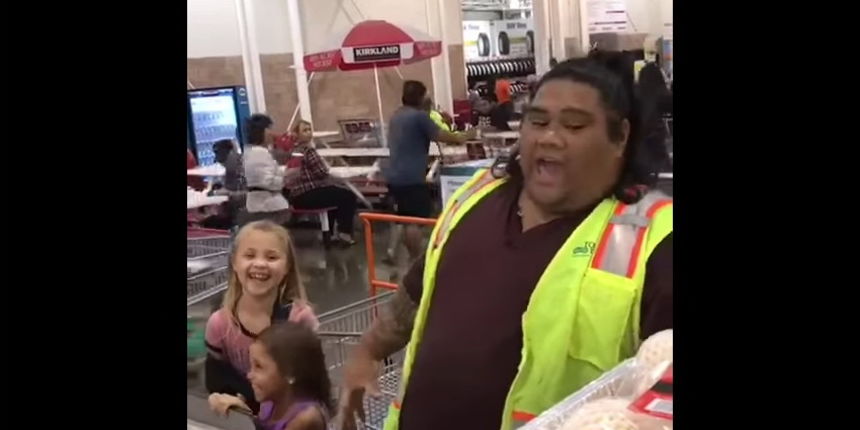 Sestre nisu mogle vjerovati kad su naletjele na boga Mauija iz “Vaiane” u supermarketu na Havajima Sestre nisu mogle vjerovati kad su naletjele na boga Mauija iz “Vaiane” u supermarketu na Havajima