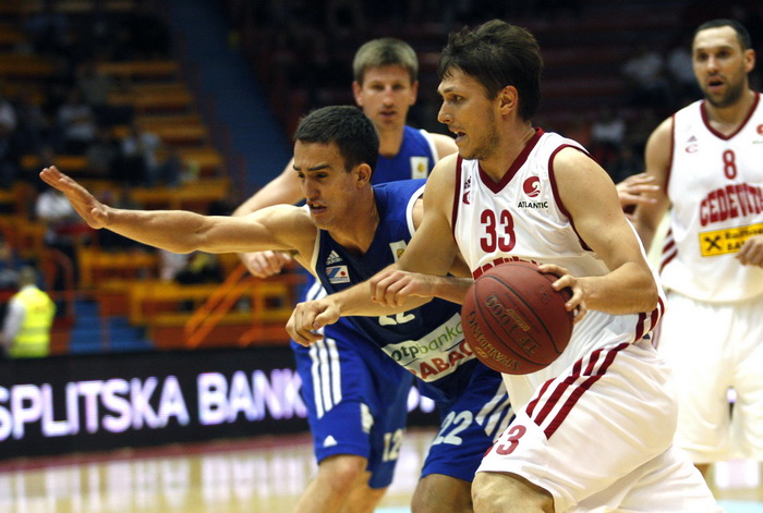 Zagreb, 220513
Dvorana II Doma sportova.
Kosarkaska utakmica pulufinale doigravanja za prvaka Hrvatske (2 utakmica) Cedevita – Zadar.
Na slici: Marko Tomas 33, Ivan Batur 22.
Foto: Nenad Dugi / CROPIX Zagreb, 220513
Dvorana II Doma sportova.
Kosarkaska utakmica pulufinale doigravanja za prvaka Hrvatske (2 utakmica) Cedevita – Zadar.
Na slici: Marko Tomas 33, Ivan Batur 22.
Foto: Nenad Dugi / CROPIX