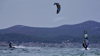 Kiteri i surferi uživali u jakom jugu