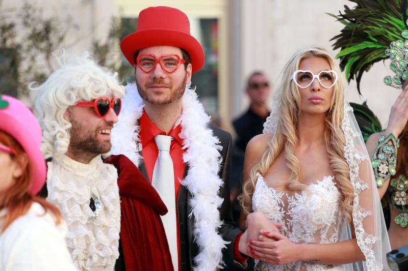 Splitski karneval: Vjenčanje Ave Karabatić i Ivana Pernara na splitskoj rivi