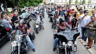 Zadar, 280511.
Odrzana je parada Harley Davidson motora izmedju Zadra i Biograda u kojoj je sudjelovalo vise tisuca motora. Oko 12 sati s Borika u Zadru krenula je kolona Harley Davidsona duga 4 kilometra koja se zaputila u Biograd gdje se odrzavaju dani Zadar, 280511.
Odrzana je parada Harley Davidson motora izmedju Zadra i Biograda u kojoj je sudjelovalo vise tisuca motora. Oko 12 sati s Borika u Zadru krenula je kolona Harley Davidsona duga 4 kilometra koja se zaputila u Biograd gdje se odrzavaju dani