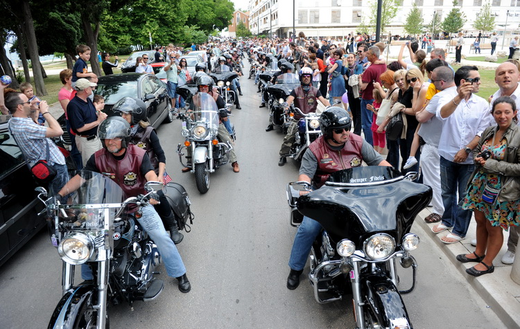 Zadar, 280511.
Odrzana je parada Harley Davidson motora izmedju Zadra i Biograda u kojoj je sudjelovalo vise tisuca motora. Oko 12 sati s Borika u Zadru krenula je kolona Harley Davidsona duga 4 kilometra koja se zaputila u Biograd gdje se odrzavaju dani Zadar, 280511.
Odrzana je parada Harley Davidson motora izmedju Zadra i Biograda u kojoj je sudjelovalo vise tisuca motora. Oko 12 sati s Borika u Zadru krenula je kolona Harley Davidsona duga 4 kilometra koja se zaputila u Biograd gdje se odrzavaju dani