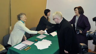 Zagreb, 041211.
Parlamentarni izbori 2011.
Biracko mjesto u Palmoticevoj 30.
Na slici: dolazak predsjednika Ive Josipovica i supruge Mirjane na glasovanje.
Foto: Marko Miscevic / CROPIX