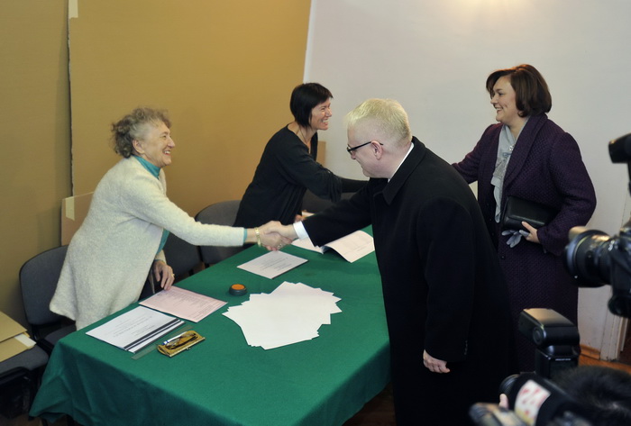 Zagreb, 041211.
Parlamentarni izbori 2011.
Biracko mjesto u Palmoticevoj 30.
Na slici: dolazak predsjednika Ive Josipovica i supruge Mirjane na glasovanje.
Foto: Marko Miscevic / CROPIX