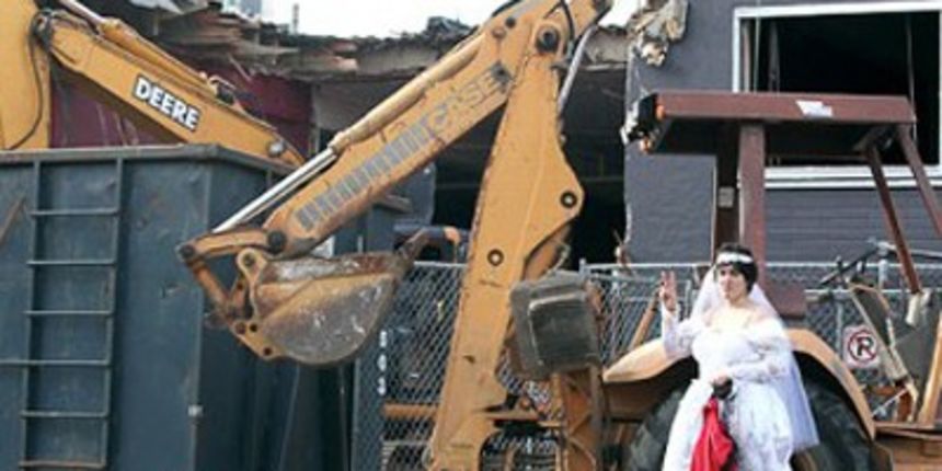 Aktivistica se udala za 107 godina staru zgradu, foto: facebook Aktivistica se udala za 107 godina staru zgradu, foto: facebook