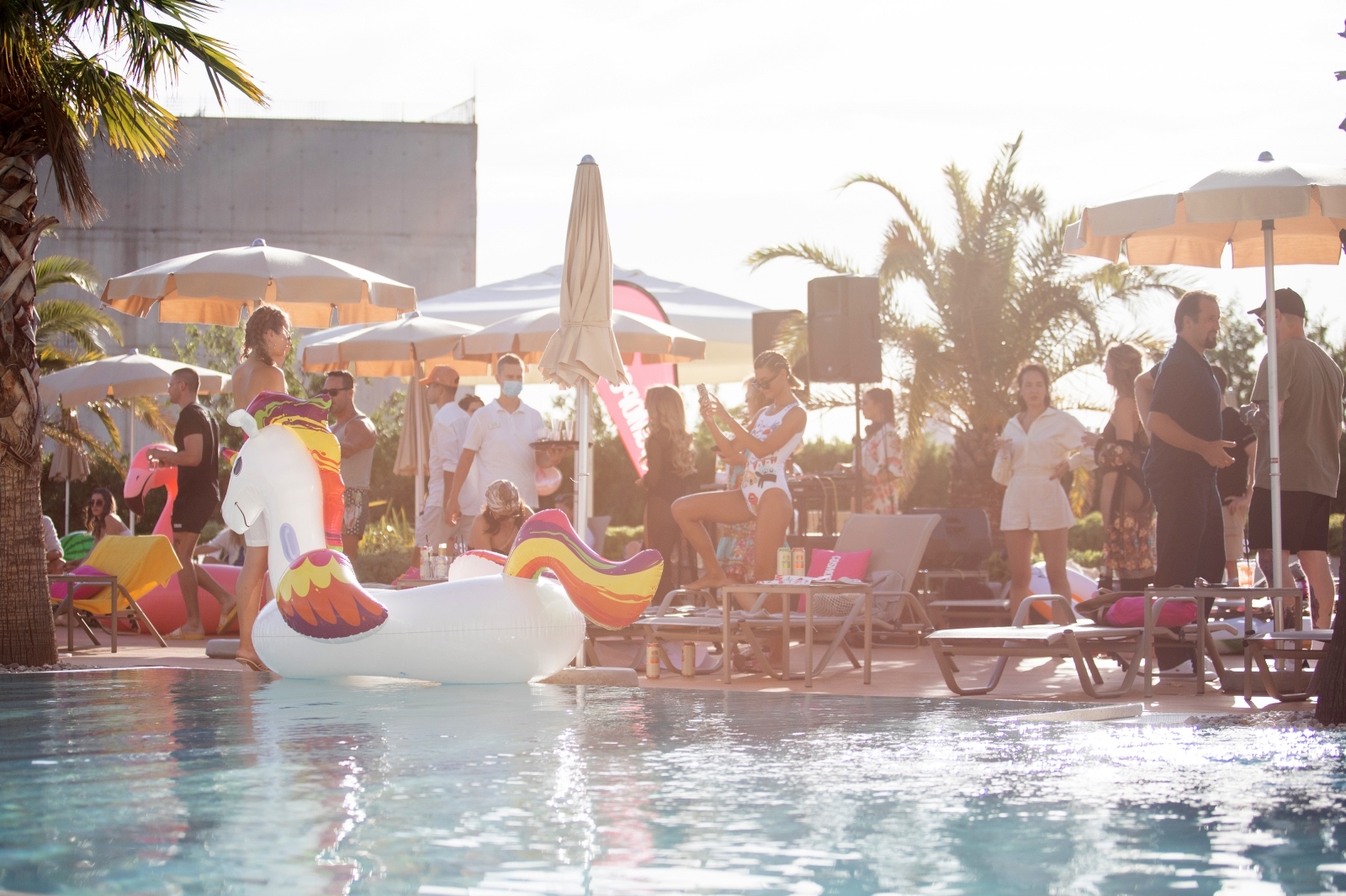 Cosmopolitan pool party @ Hotel Radisson Blue