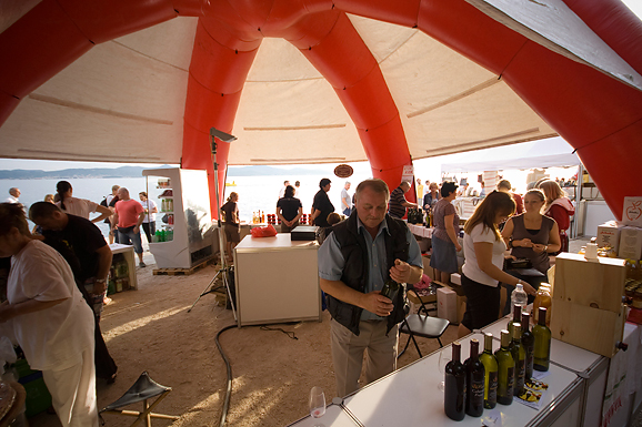 “Kupujmo hrvatsko” i “Vrijedne ruke” (foto:Saša Čuka) “Kupujmo hrvatsko” i “Vrijedne ruke” (foto:Saša Čuka)