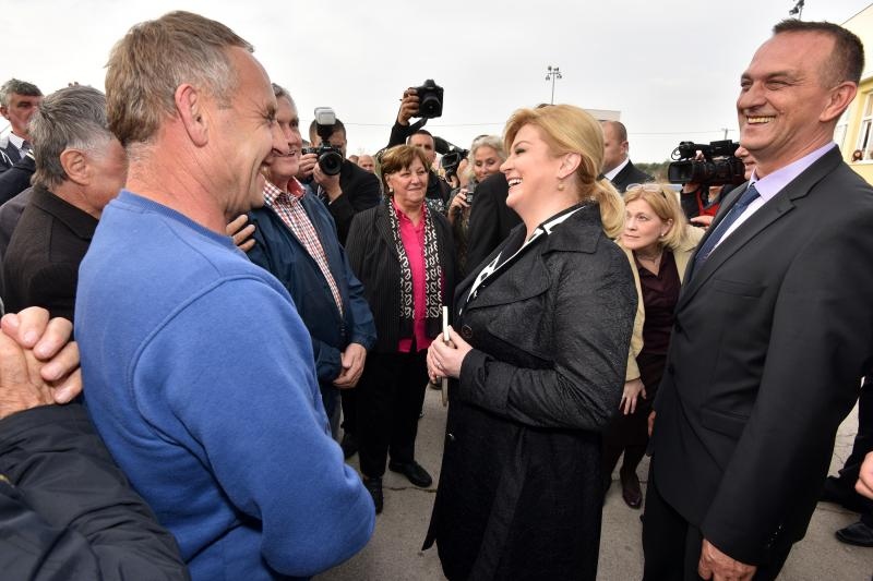 Predsjednica Kolinda Grabar Kitarović položila vijenac i zapalila svijeće za žrtve Škabrnje, Foto: Dino Stanin/PIXSELL