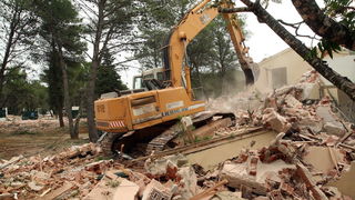 Zadar, Zaton, 091012.
U Zatonu je Turisthotel poceo rusiti stare apartrmane i uredjivati nove kapacitete za iducu turisticku sezonu. Sruseno ce biti ukupno 135 apartmana, a isto toliko novih apartmana biti ce izgradjeno do iduce sezone na razini 4 zvjezdi Zadar, Zaton, 091012.
U Zatonu je Turisthotel poceo rusiti stare apartrmane i uredjivati nove kapacitete za iducu turisticku sezonu. Sruseno ce biti ukupno 135 apartmana, a isto toliko novih apartmana biti ce izgradjeno do iduce sezone na razini 4 zvjezdi