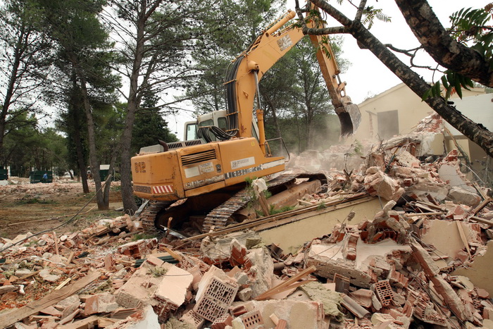 Zadar, Zaton, 091012.
U Zatonu je Turisthotel poceo rusiti stare apartrmane i uredjivati nove kapacitete za iducu turisticku sezonu. Sruseno ce biti ukupno 135 apartmana, a isto toliko novih apartmana biti ce izgradjeno do iduce sezone na razini 4 zvjezdi Zadar, Zaton, 091012.
U Zatonu je Turisthotel poceo rusiti stare apartrmane i uredjivati nove kapacitete za iducu turisticku sezonu. Sruseno ce biti ukupno 135 apartmana, a isto toliko novih apartmana biti ce izgradjeno do iduce sezone na razini 4 zvjezdi